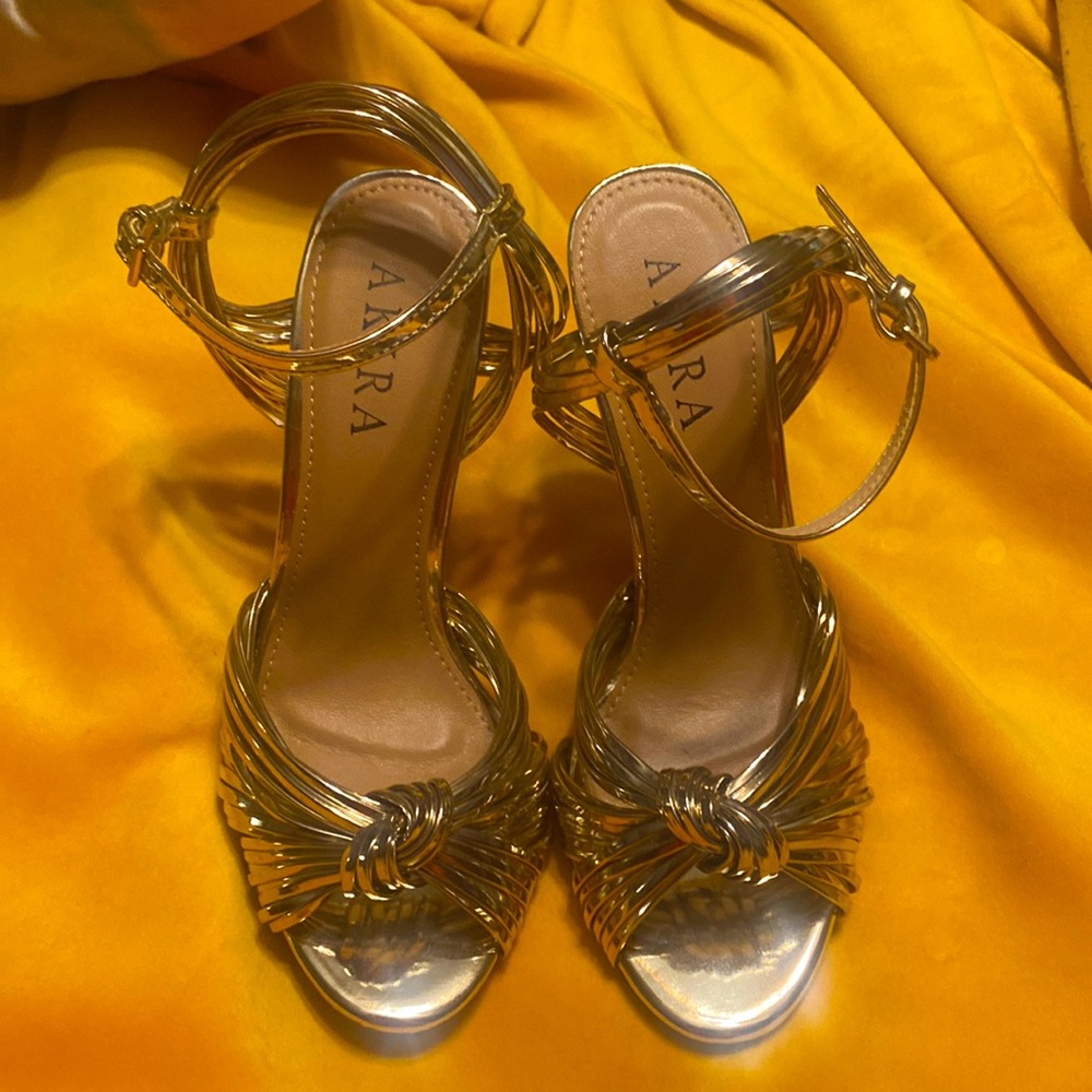 Golden strands and knots heels